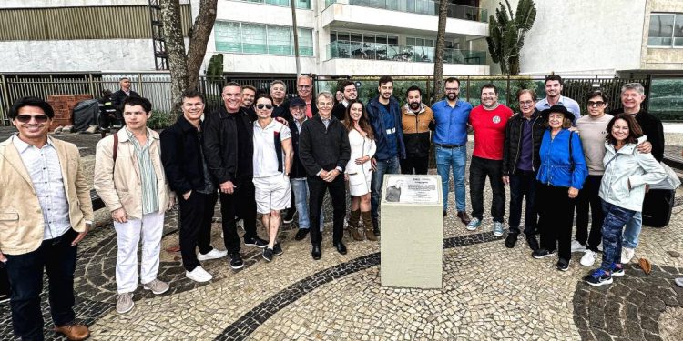 placa-em-homenagem-a-gilberto-braga-e-reinaugurada-no-arpoador
