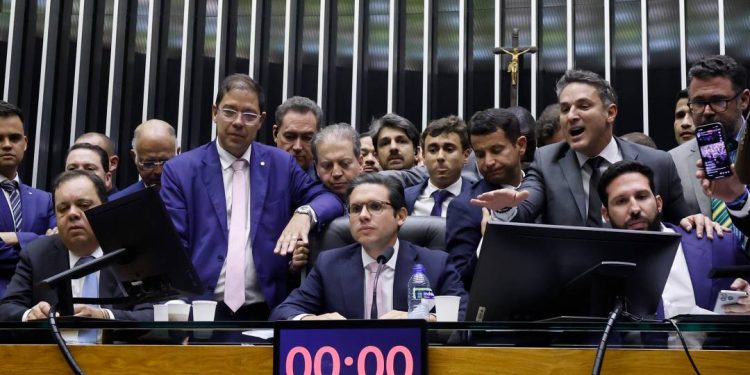 o-motim,-o-tarifaco-e-a-direita-que-nao-quer-se-distinguir-da-extrema