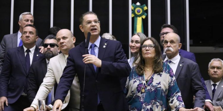 lider-do-pl-pede-perdao-a-motta-e-nega-acordo-sobre-anistia:-assista