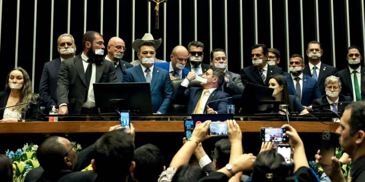 aliados-apontam-erros-de-hugo-motta-que-culminaram-em-motim-na-camara