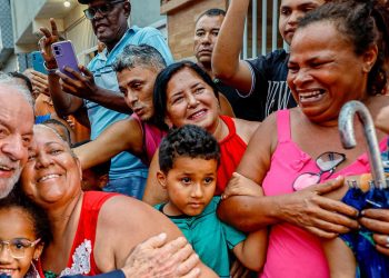 recife-–-pe:-moradores-de-brasilia-teimosa-recebem-titulos-fundiarios