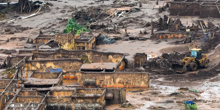 pescadores-atingidos-por-queda-de-barragem-do-fundao-recebem-beneficio
