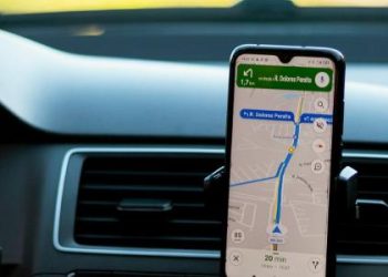 sp:-quadrilha-de-‘quebra-vidros’-mira-waze-aberto-e-celular-preso-no-painel