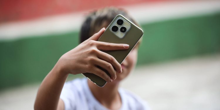 cai-proporcao-de-criancas-brasileiras-com-menos-de-12-anos-que-tem-celular