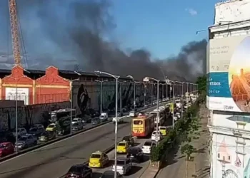 incendio-atinge-barracao-de-escola-de-samba-na-zona-portuaria-do-rio