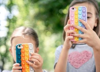 menos-celular-e-rede-social,-muita-ia:-como-criancas-usam-internet-em-2025