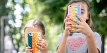 menos-celular-e-rede-social,-muita-ia:-como-criancas-usam-internet-em-2025