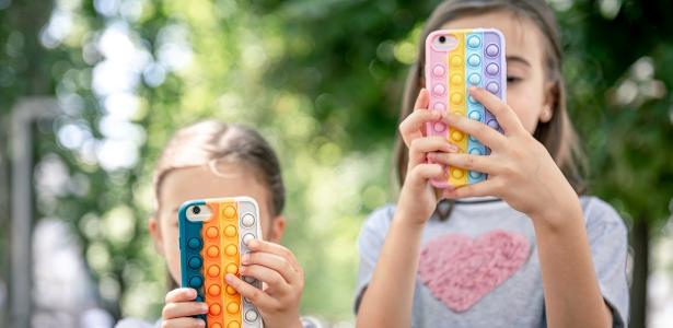 menos-celular-e-rede-social,-muita-ia:-como-criancas-usam-internet-em-2025