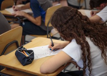 redacao-do-enem-2025:-desinformacao-e-letramento-digital-permitem-abordar-desigualdades