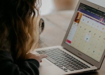 planos-de-aulas-com-ia-levam-zero:-tecnologia-vai-ajudar-professor-em-sala?