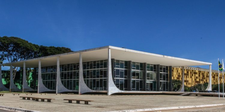dino-acompanha-moraes-para-manter-prisao-de-bolsonaro