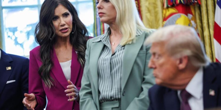 secretaria-aconselha-trump-a-proibir-viagens-a-partir-de-paises-que-enviam-“invasores”-aos-eua