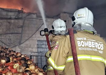 incendio-de-grandes-proporcoes-atinge-pavilhao-do-ceasa-no-rio