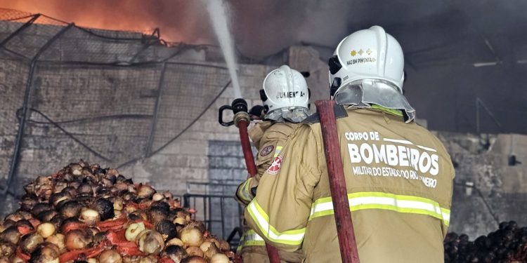 incendio-de-grandes-proporcoes-atinge-pavilhao-do-ceasa-no-rio
