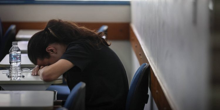 reta-final-do-vestibular-eleva-pressao,-e-escolas-tentam-conter-esgotamento-de-alunos