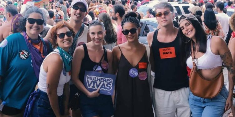 bella-campos-e-alice-wegmann-participam-de-protesto-contra-feminicidio