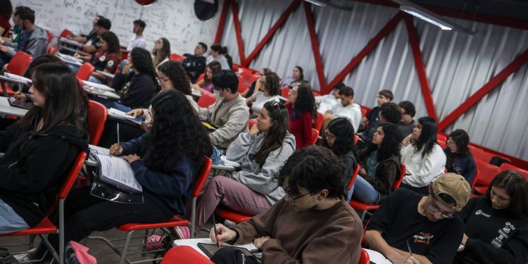 tema-da-redacao-da-unesp-e-‘estamos-vivendo-uma-epidemia-de-solidao?’