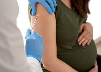 vacina-contra-a-covid-19-reduz-hospitalizacao-e-parto-prematuro-em-gestantes,-mostra-estudo