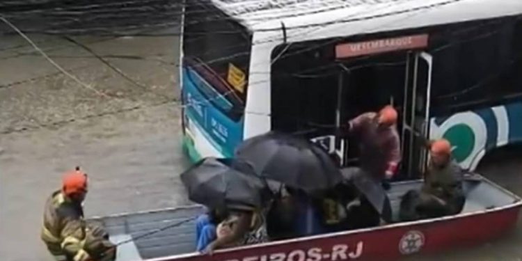 chuva-no-rio:-passageiros-ficam-ilhados-em-onibus-e-sao-resgatados-em-bote