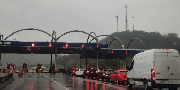 temporal-causa-alagamentos-e-prejuizos-em-petropolis
