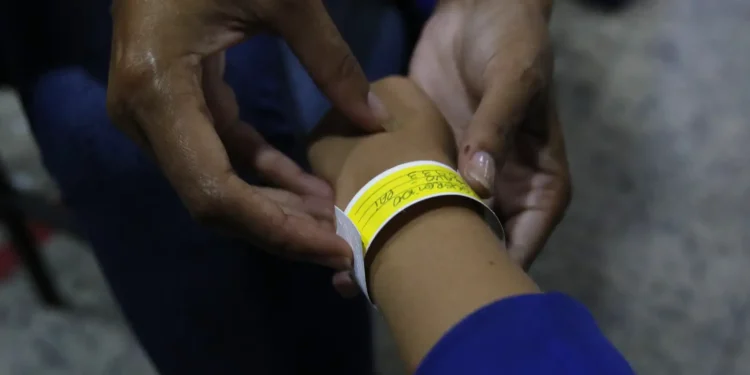 acao-no-rio-distribui-pulseiras-para-evitar-perda-de-criancas