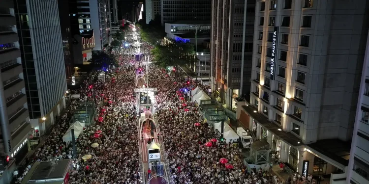 rreveillon-na-avenida-paulista-teve-musica-e-fogos-silenciosos