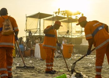comlurb-recolhe-1,2-toneladas-de-lixo-das-praias-do-rio-no-reveillon
