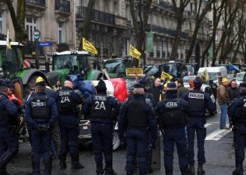 produtores-franceses-ocupam-paris-com-tratores-contra-acordo-ue-mercosul