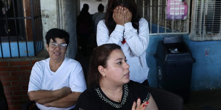 familias-denunciam-chavismo-por-nao-cumprir-promessa-de-libertar-varios-presos-politicos