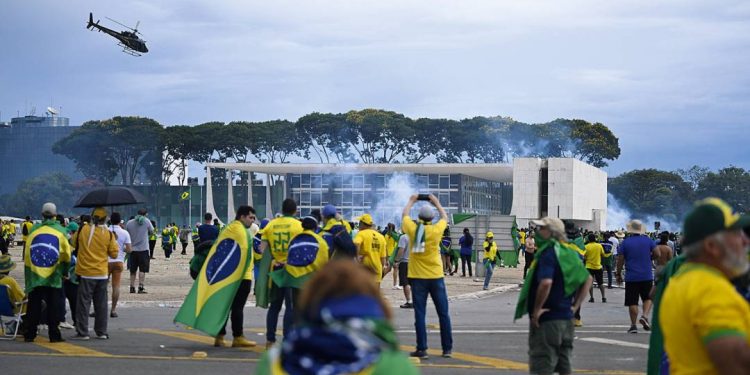 penas-impostas-pelo-stf-a-reus-do-8-de-janeiro-totalizam-40-seculos-de-prisao