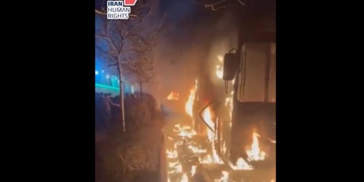 ong-relata-centenas-de-mortos-em-protestos-contra-o-regime-do-ira,-que-ameaca-retaliar-eua