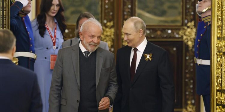 lula-e-putin-concordam-em-usar-onu-e-brics-para-defender-venezuela