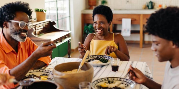 refeicoes-em-familia-melhoram-a-alimentacao-de-pais-e-filhos,-aponta-estudo