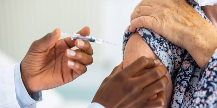 dengue:-vacina-nacional-de-dose-unica-comeca-a-ser-aplicada-em-tres-cidades-do-brasil