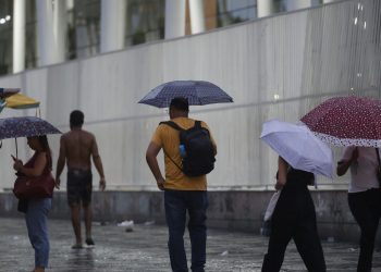 inmet:-maioria-das-regioes-tem-alerta-de-chuvas-intensas-nesta-quarta