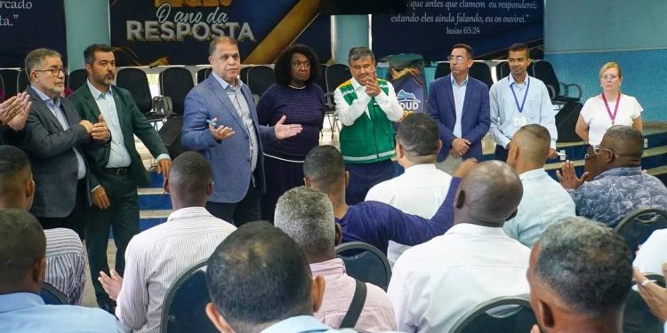 em-ritmo-de-pre-campanha,-deputada-do-pt-visita-projeto-social-de-igreja-evangelica