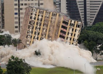 tradicional-hotel-de-luxo-e-implodido-no-centro-de-brasilia