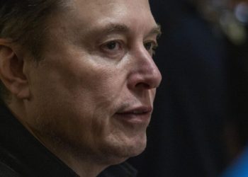 europa-abre-investigacao-contra-o-x-de-musk-por-imagens-sexualizadas-do-grok