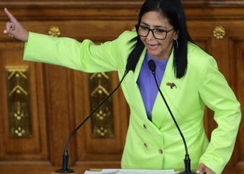 ditadora-interina-da-venezuela-diz-estar-“farta”-de-receber-ordens-dos-eua