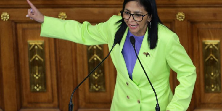 ditadora-interina-da-venezuela-diz-estar-“farta”-de-receber-ordens-dos-eua