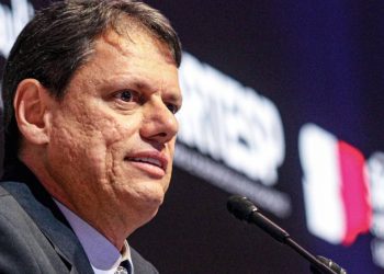 tarcisio-visita-bolsonaro-e-diz-que-vai-‘entrar-muito-forte’-na-campanha-de-flavio