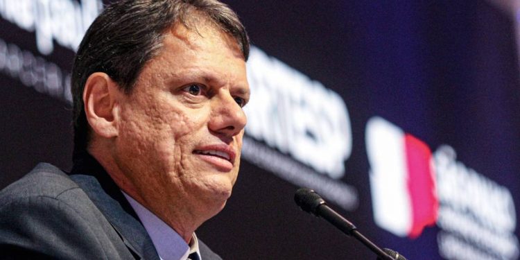 tarcisio-visita-bolsonaro-e-diz-que-vai-‘entrar-muito-forte’-na-campanha-de-flavio