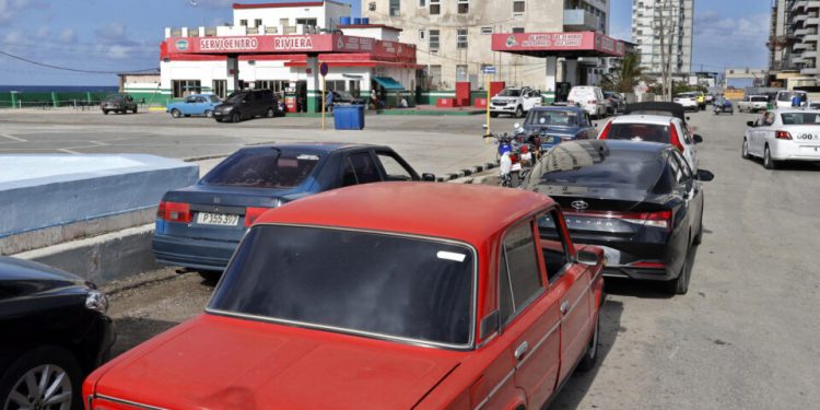 sob-pressao-dos-eua,-cuba-tem-petroleo-para-apenas-tres-semanas,-diz-jornal
