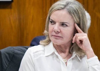 gleisi-chama-tarcisio-de-‘cara-de-pau’-por-fala-apos-visita-a-bolsonaro-na-papuda