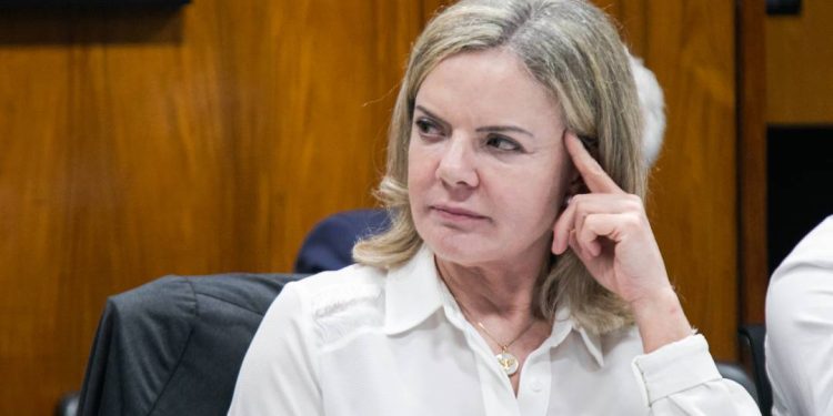 gleisi-chama-tarcisio-de-‘cara-de-pau’-por-fala-apos-visita-a-bolsonaro-na-papuda