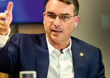 flavio-bolsonaro-cresce-nas-pesquisas,-mas-o-centrao-cobra-algo-alem-do-sobrenome