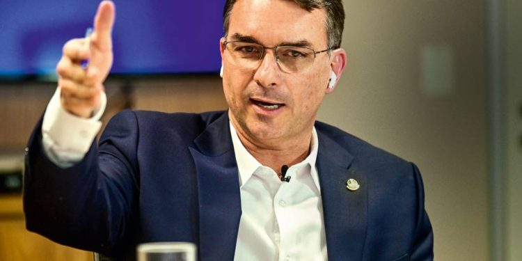 flavio-bolsonaro-cresce-nas-pesquisas,-mas-o-centrao-cobra-algo-alem-do-sobrenome