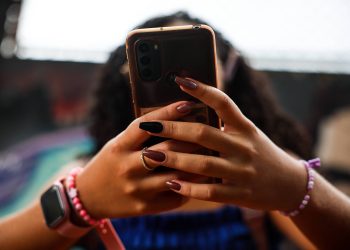 com-celular,-faculdade-tem-cara-de-escola,-com-aluno-sem-foco-e-professor-implorando-atencao