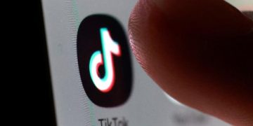 com-celular-vetado-em-sala-de-aula,-tiktok-faz-guia-para-professores