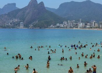 carnaval:-salva-vidas-resgatam-453-pessoas-no-litoral-fluminense